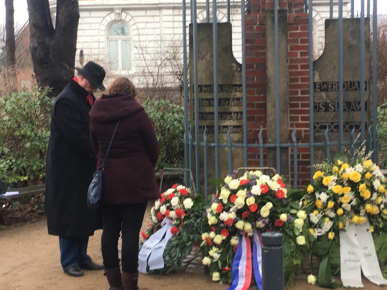 Kranzniederlegung am Mahnmal